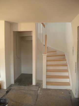 Montagebau Karstens - Günstige Holztreppe Lübeck: Wand / Tür unter der