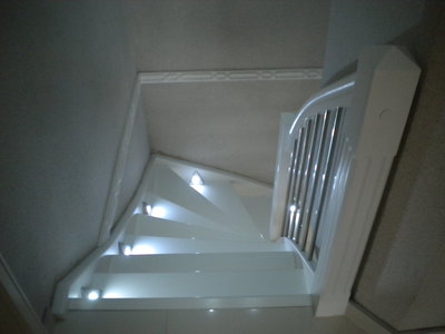 Montagebau Karstens - Günstige Holztreppe Lübeck: Treppenbeleuchtung