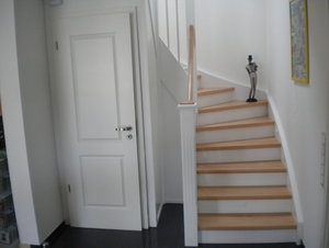 Montagebau Karstens - Günstige Holztreppe Lübeck: Wand / Tür unter der