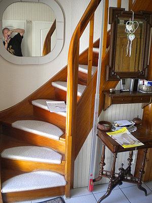 Wand und Tür unter der Treppe